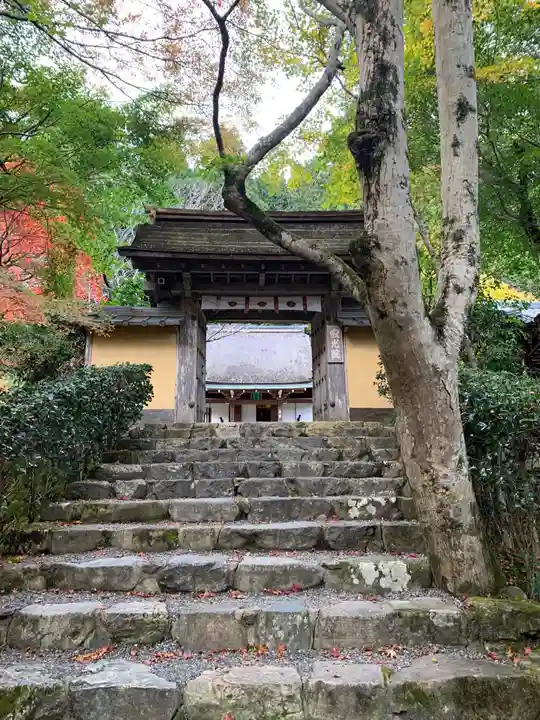 寂光院の山門・神門