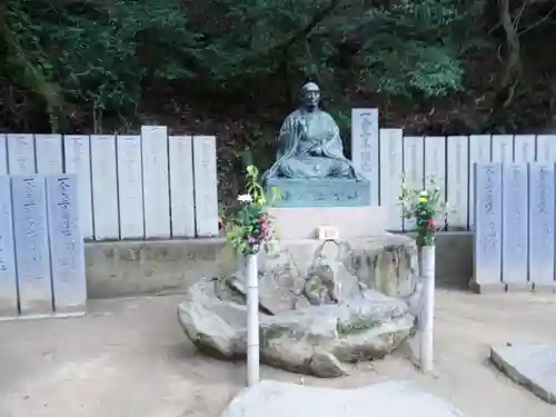 八栗寺の像