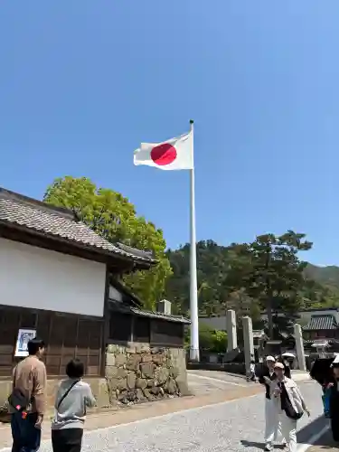 出雲大社神楽殿の{uncategorized: "未分類", other: "その他", undefined: "問題あり", building: "その他建物", grave: "お墓", sacred_gate: "鳥居", guardian: "狛犬", statue: "像", buddha: "仏像", history: "歴史", nature: "自然", garden: "庭園", animal: "動物", pagoda: "塔", temizu: "手水舎", mountain_gate: "山門・神門", sanctuary: "本殿・本堂", subordinate: "末社・摂社", art: "芸術", scenery: "景色", jizo: "地蔵", ema: "絵馬", goshuin: "御朱印", omikuji: "おみくじ", items: "授与品その他", amulet: "お守り", goshuincho: "御朱印帳", eats: "食事", festival: "お祭り", votive_dance: "神楽", shichigosan: "七五三参", wedding: "結婚式", experience: "体験その他", initially: "初詣", around: "周辺", anti_infection: "感染症対策"}