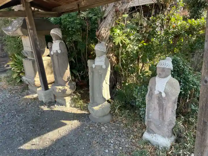 済興寺の{uncategorized: "未分類", other: "その他", undefined: "問題あり", building: "その他建物", grave: "お墓", sacred_gate: "鳥居", guardian: "狛犬", statue: "像", buddha: "仏像", history: "歴史", nature: "自然", garden: "庭園", animal: "動物", pagoda: "塔", temizu: "手水舎", mountain_gate: "山門・神門", sanctuary: "本殿・本堂", subordinate: "末社・摂社", art: "芸術", scenery: "景色", jizo: "地蔵", ema: "絵馬", goshuin: "御朱印", omikuji: "おみくじ", items: "授与品その他", amulet: "お守り", goshuincho: "御朱印帳", eats: "食事", festival: "お祭り", votive_dance: "神楽", shichigosan: "七五三参", wedding: "結婚式", experience: "体験その他", initially: "初詣", around: "周辺", anti_infection: "感染症対策"}