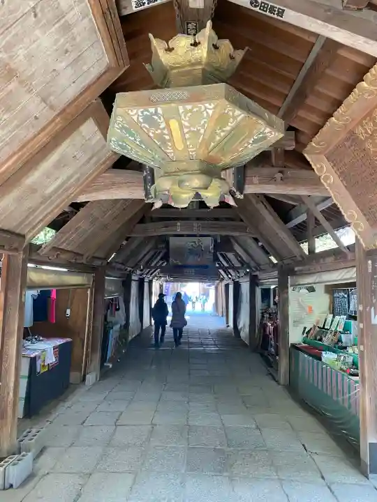 石手寺の{uncategorized: "未分類", other: "その他", undefined: "問題あり", building: "その他建物", grave: "お墓", sacred_gate: "鳥居", guardian: "狛犬", statue: "像", buddha: "仏像", history: "歴史", nature: "自然", garden: "庭園", animal: "動物", pagoda: "塔", temizu: "手水舎", mountain_gate: "山門・神門", sanctuary: "本殿・本堂", subordinate: "末社・摂社", art: "芸術", scenery: "景色", jizo: "地蔵", ema: "絵馬", goshuin: "御朱印", omikuji: "おみくじ", items: "授与品その他", amulet: "お守り", goshuincho: "御朱印帳", eats: "食事", festival: "お祭り", votive_dance: "神楽", shichigosan: "七五三参", wedding: "結婚式", experience: "体験その他", initially: "初詣", around: "周辺", anti_infection: "感染症対策"}