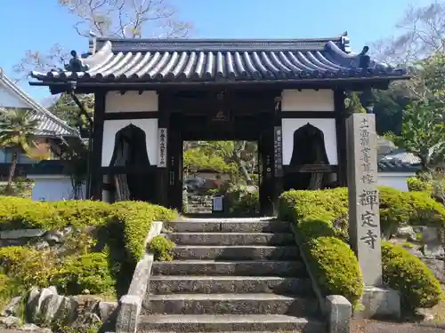 禅定寺の山門