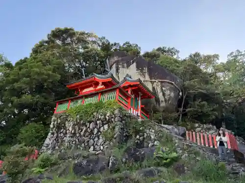 神倉神社（熊野速玉大社摂社）の{uncategorized: "未分類", other: "その他", undefined: "問題あり", building: "その他建物", grave: "お墓", sacred_gate: "鳥居", guardian: "狛犬", statue: "像", buddha: "仏像", history: "歴史", nature: "自然", garden: "庭園", animal: "動物", pagoda: "塔", temizu: "手水舎", mountain_gate: "山門・神門", sanctuary: "本殿・本堂", subordinate: "末社・摂社", art: "芸術", scenery: "景色", jizo: "地蔵", ema: "絵馬", goshuin: "御朱印", omikuji: "おみくじ", items: "授与品その他", amulet: "お守り", goshuincho: "御朱印帳", eats: "食事", festival: "お祭り", votive_dance: "神楽", shichigosan: "七五三参", wedding: "結婚式", experience: "体験その他", initially: "初詣", around: "周辺", anti_infection: "感染症対策"}