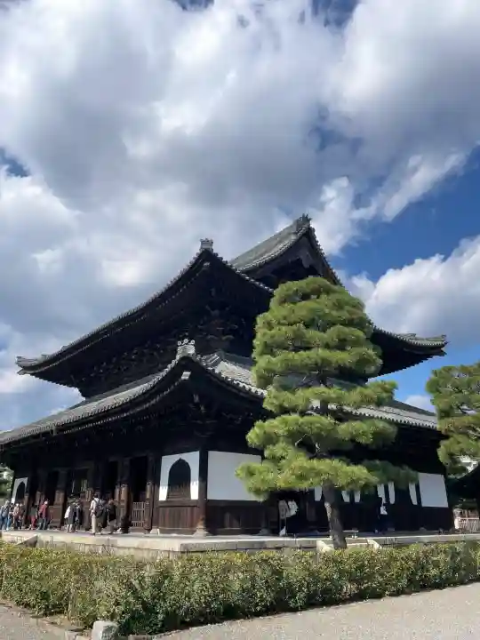 建仁寺(建仁禅寺)の{uncategorized: "未分類", other: "その他", undefined: "問題あり", building: "その他建物", grave: "お墓", sacred_gate: "鳥居", guardian: "狛犬", statue: "像", buddha: "仏像", history: "歴史", nature: "自然", garden: "庭園", animal: "動物", pagoda: "塔", temizu: "手水舎", mountain_gate: "山門・神門", sanctuary: "本殿・本堂", subordinate: "末社・摂社", art: "芸術", scenery: "景色", jizo: "地蔵", ema: "絵馬", goshuin: "御朱印", omikuji: "おみくじ", items: "授与品その他", amulet: "お守り", goshuincho: "御朱印帳", eats: "食事", festival: "お祭り", votive_dance: "神楽", shichigosan: "七五三参", wedding: "結婚式", experience: "体験その他", initially: "初詣", around: "周辺", anti_infection: "感染症対策"}