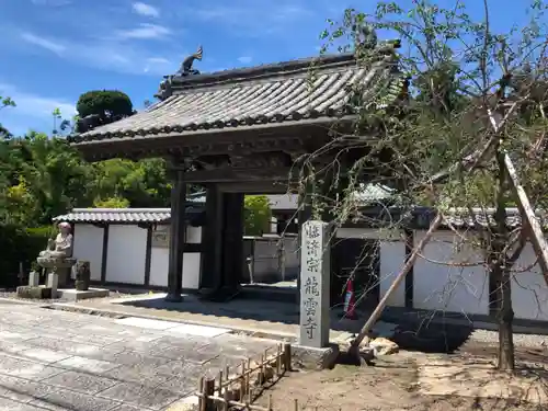 龍雲寺の山門