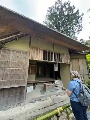 金閣寺不動堂の{uncategorized: "未分類", other: "その他", undefined: "問題あり", building: "その他建物", grave: "お墓", sacred_gate: "鳥居", guardian: "狛犬", statue: "像", buddha: "仏像", history: "歴史", nature: "自然", garden: "庭園", animal: "動物", pagoda: "塔", temizu: "手水舎", mountain_gate: "山門・神門", sanctuary: "本殿・本堂", subordinate: "末社・摂社", art: "芸術", scenery: "景色", jizo: "地蔵", ema: "絵馬", goshuin: "御朱印", omikuji: "おみくじ", items: "授与品その他", amulet: "お守り", goshuincho: "御朱印帳", eats: "食事", festival: "お祭り", votive_dance: "神楽", shichigosan: "七五三参", wedding: "結婚式", experience: "体験その他", initially: "初詣", around: "周辺", anti_infection: "感染症対策"}