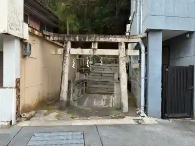 金比羅神社の{uncategorized: "未分類", other: "その他", undefined: "問題あり", building: "その他建物", grave: "お墓", sacred_gate: "鳥居", guardian: "狛犬", statue: "像", buddha: "仏像", history: "歴史", nature: "自然", garden: "庭園", animal: "動物", pagoda: "塔", temizu: "手水舎", mountain_gate: "山門・神門", sanctuary: "本殿・本堂", subordinate: "末社・摂社", art: "芸術", scenery: "景色", jizo: "地蔵", ema: "絵馬", goshuin: "御朱印", omikuji: "おみくじ", items: "授与品その他", amulet: "お守り", goshuincho: "御朱印帳", eats: "食事", festival: "お祭り", votive_dance: "神楽", shichigosan: "七五三参", wedding: "結婚式", experience: "体験その他", initially: "初詣", around: "周辺", anti_infection: "感染症対策"}