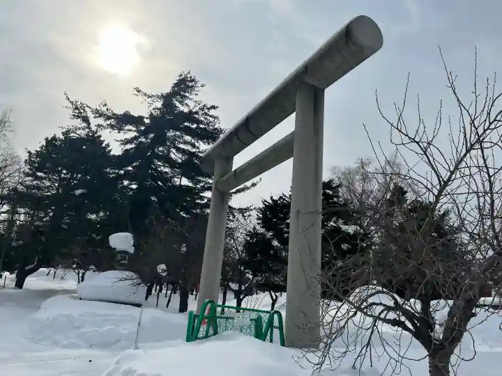 札幌護國神社の{uncategorized: "未分類", other: "その他", undefined: "問題あり", building: "その他建物", grave: "お墓", sacred_gate: "鳥居", guardian: "狛犬", statue: "像", buddha: "仏像", history: "歴史", nature: "自然", garden: "庭園", animal: "動物", pagoda: "塔", temizu: "手水舎", mountain_gate: "山門・神門", sanctuary: "本殿・本堂", subordinate: "末社・摂社", art: "芸術", scenery: "景色", jizo: "地蔵", ema: "絵馬", goshuin: "御朱印", omikuji: "おみくじ", items: "授与品その他", amulet: "お守り", goshuincho: "御朱印帳", eats: "食事", festival: "お祭り", votive_dance: "神楽", shichigosan: "七五三参", wedding: "結婚式", experience: "体験その他", initially: "初詣", around: "周辺", anti_infection: "感染症対策"}