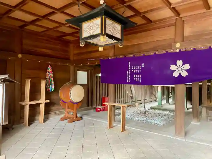 埼玉縣護國神社の{uncategorized: "未分類", other: "その他", undefined: "問題あり", building: "その他建物", grave: "お墓", sacred_gate: "鳥居", guardian: "狛犬", statue: "像", buddha: "仏像", history: "歴史", nature: "自然", garden: "庭園", animal: "動物", pagoda: "塔", temizu: "手水舎", mountain_gate: "山門・神門", sanctuary: "本殿・本堂", subordinate: "末社・摂社", art: "芸術", scenery: "景色", jizo: "地蔵", ema: "絵馬", goshuin: "御朱印", omikuji: "おみくじ", items: "授与品その他", amulet: "お守り", goshuincho: "御朱印帳", eats: "食事", festival: "お祭り", votive_dance: "神楽", shichigosan: "七五三参", wedding: "結婚式", experience: "体験その他", initially: "初詣", around: "周辺", anti_infection: "感染症対策"}