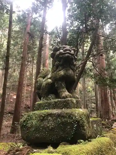 室生龍穴神社の狛犬