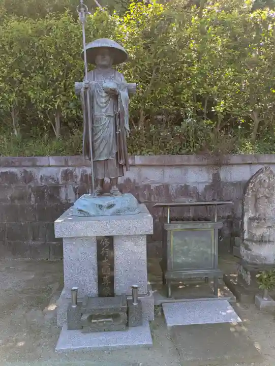 弘誓院の{uncategorized: "未分類", other: "その他", undefined: "問題あり", building: "その他建物", grave: "お墓", sacred_gate: "鳥居", guardian: "狛犬", statue: "像", buddha: "仏像", history: "歴史", nature: "自然", garden: "庭園", animal: "動物", pagoda: "塔", temizu: "手水舎", mountain_gate: "山門・神門", sanctuary: "本殿・本堂", subordinate: "末社・摂社", art: "芸術", scenery: "景色", jizo: "地蔵", ema: "絵馬", goshuin: "御朱印", omikuji: "おみくじ", items: "授与品その他", amulet: "お守り", goshuincho: "御朱印帳", eats: "食事", festival: "お祭り", votive_dance: "神楽", shichigosan: "七五三参", wedding: "結婚式", experience: "体験その他", initially: "初詣", around: "周辺", anti_infection: "感染症対策"}