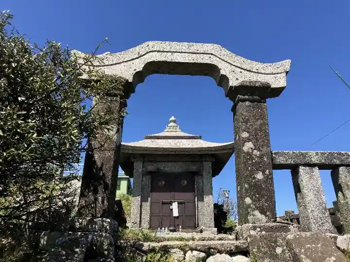 背振神社上宮の山門・神門