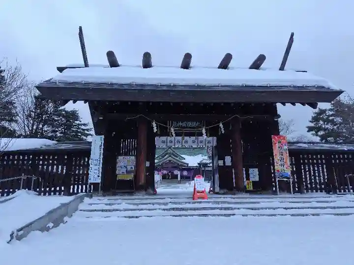 札幌護國神社の山門・神門