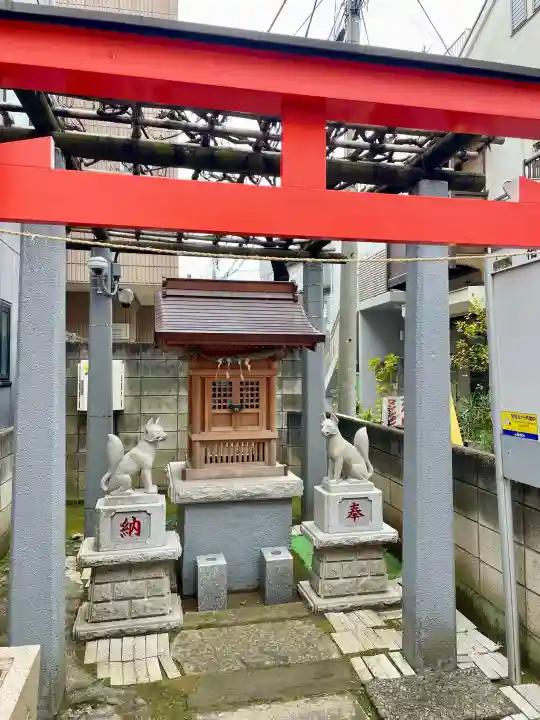 稲荷神社の{uncategorized: "未分類", other: "その他", undefined: "問題あり", building: "その他建物", grave: "お墓", sacred_gate: "鳥居", guardian: "狛犬", statue: "像", buddha: "仏像", history: "歴史", nature: "自然", garden: "庭園", animal: "動物", pagoda: "塔", temizu: "手水舎", mountain_gate: "山門・神門", sanctuary: "本殿・本堂", subordinate: "末社・摂社", art: "芸術", scenery: "景色", jizo: "地蔵", ema: "絵馬", goshuin: "御朱印", omikuji: "おみくじ", items: "授与品その他", amulet: "お守り", goshuincho: "御朱印帳", eats: "食事", festival: "お祭り", votive_dance: "神楽", shichigosan: "七五三参", wedding: "結婚式", experience: "体験その他", initially: "初詣", around: "周辺", anti_infection: "感染症対策"}