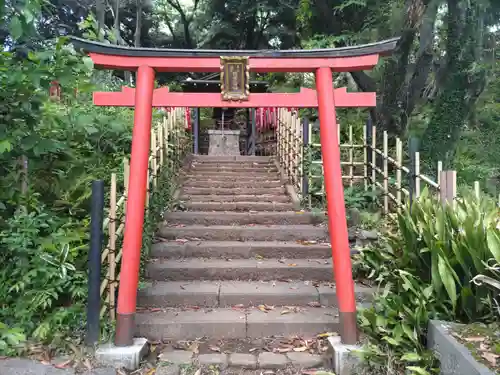 円山随身稲荷大明神の鳥居