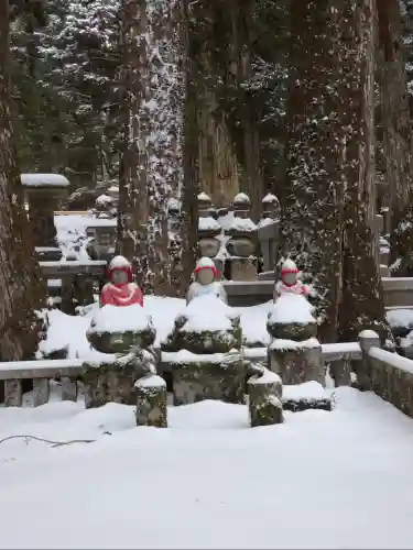 高野山金剛峯寺奥の院の{uncategorized: "未分類", other: "その他", undefined: "問題あり", building: "その他建物", grave: "お墓", sacred_gate: "鳥居", guardian: "狛犬", statue: "像", buddha: "仏像", history: "歴史", nature: "自然", garden: "庭園", animal: "動物", pagoda: "塔", temizu: "手水舎", mountain_gate: "山門・神門", sanctuary: "本殿・本堂", subordinate: "末社・摂社", art: "芸術", scenery: "景色", jizo: "地蔵", ema: "絵馬", goshuin: "御朱印", omikuji: "おみくじ", items: "授与品その他", amulet: "お守り", goshuincho: "御朱印帳", eats: "食事", festival: "お祭り", votive_dance: "神楽", shichigosan: "七五三参", wedding: "結婚式", experience: "体験その他", initially: "初詣", around: "周辺", anti_infection: "感染症対策"}