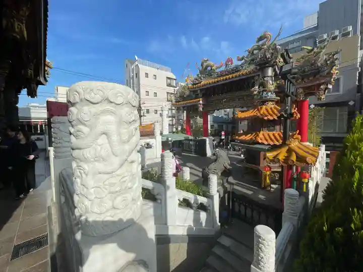 横濱関帝廟の{uncategorized: "未分類", other: "その他", undefined: "問題あり", building: "その他建物", grave: "お墓", sacred_gate: "鳥居", guardian: "狛犬", statue: "像", buddha: "仏像", history: "歴史", nature: "自然", garden: "庭園", animal: "動物", pagoda: "塔", temizu: "手水舎", mountain_gate: "山門・神門", sanctuary: "本殿・本堂", subordinate: "末社・摂社", art: "芸術", scenery: "景色", jizo: "地蔵", ema: "絵馬", goshuin: "御朱印", omikuji: "おみくじ", items: "授与品その他", amulet: "お守り", goshuincho: "御朱印帳", eats: "食事", festival: "お祭り", votive_dance: "神楽", shichigosan: "七五三参", wedding: "結婚式", experience: "体験その他", initially: "初詣", around: "周辺", anti_infection: "感染症対策"}