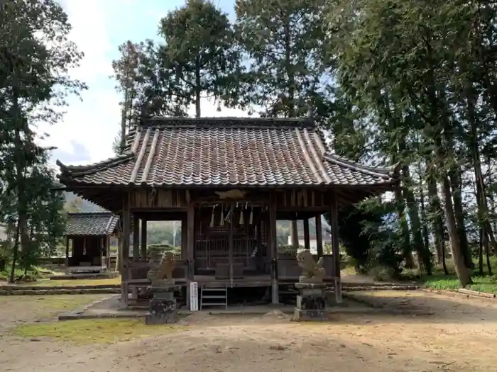 加都良神社の本殿