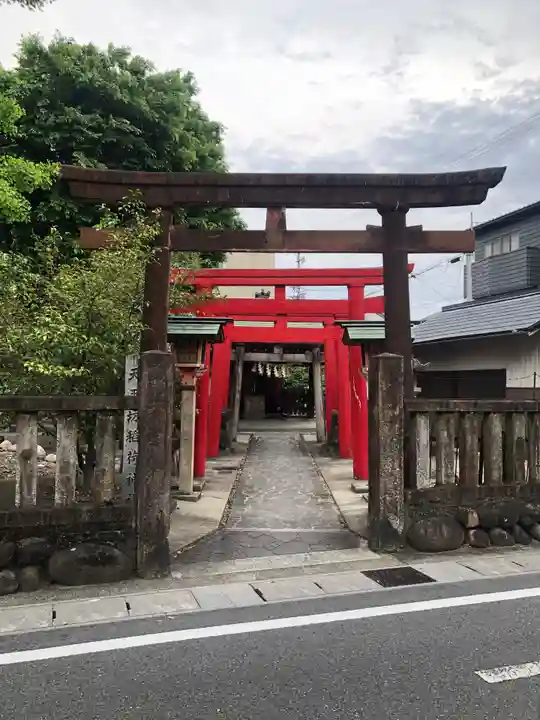 天王坊稲荷神社の鳥居