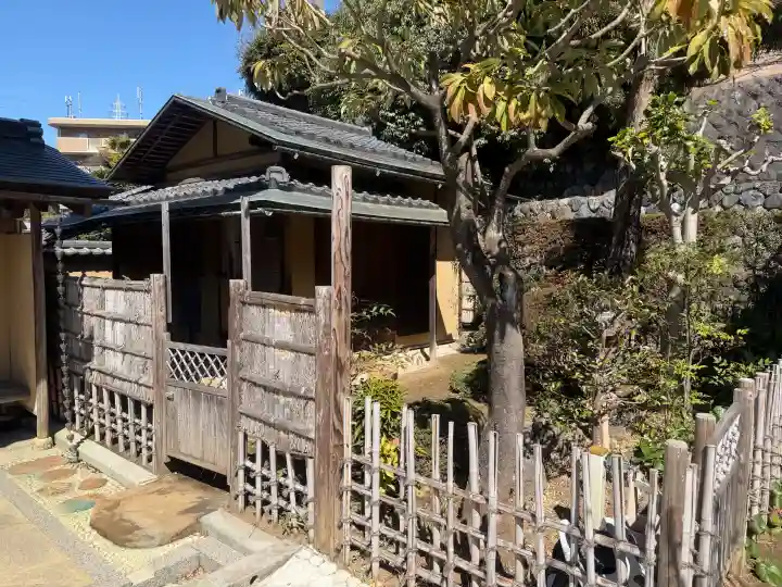高松寺の{uncategorized: "未分類", other: "その他", undefined: "問題あり", building: "その他建物", grave: "お墓", sacred_gate: "鳥居", guardian: "狛犬", statue: "像", buddha: "仏像", history: "歴史", nature: "自然", garden: "庭園", animal: "動物", pagoda: "塔", temizu: "手水舎", mountain_gate: "山門・神門", sanctuary: "本殿・本堂", subordinate: "末社・摂社", art: "芸術", scenery: "景色", jizo: "地蔵", ema: "絵馬", goshuin: "御朱印", omikuji: "おみくじ", items: "授与品その他", amulet: "お守り", goshuincho: "御朱印帳", eats: "食事", festival: "お祭り", votive_dance: "神楽", shichigosan: "七五三参", wedding: "結婚式", experience: "体験その他", initially: "初詣", around: "周辺", anti_infection: "感染症対策"}