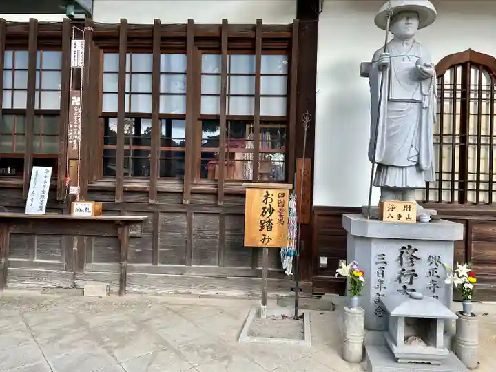 八事山 興正寺の像