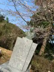 万倉護国神社の像