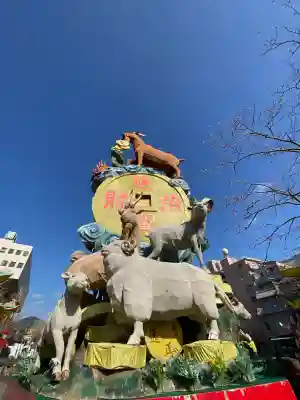 長崎尾曲がり猫神社の{uncategorized: "未分類", other: "その他", undefined: "問題あり", building: "その他建物", grave: "お墓", sacred_gate: "鳥居", guardian: "狛犬", statue: "像", buddha: "仏像", history: "歴史", nature: "自然", garden: "庭園", animal: "動物", pagoda: "塔", temizu: "手水舎", mountain_gate: "山門・神門", sanctuary: "本殿・本堂", subordinate: "末社・摂社", art: "芸術", scenery: "景色", jizo: "地蔵", ema: "絵馬", goshuin: "御朱印", omikuji: "おみくじ", items: "授与品その他", amulet: "お守り", goshuincho: "御朱印帳", eats: "食事", festival: "お祭り", votive_dance: "神楽", shichigosan: "七五三参", wedding: "結婚式", experience: "体験その他", initially: "初詣", around: "周辺", anti_infection: "感染症対策"}