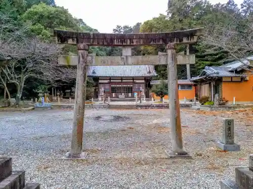 県神社の鳥居