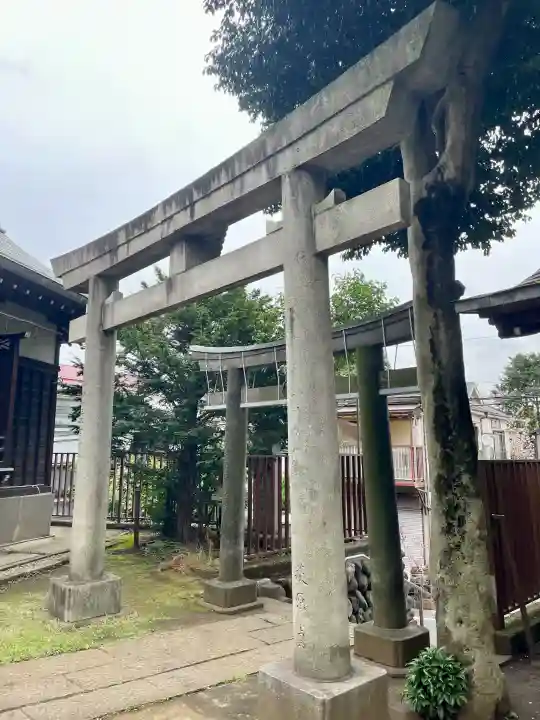 上高田氷川神社の{uncategorized: "未分類", other: "その他", undefined: "問題あり", building: "その他建物", grave: "お墓", sacred_gate: "鳥居", guardian: "狛犬", statue: "像", buddha: "仏像", history: "歴史", nature: "自然", garden: "庭園", animal: "動物", pagoda: "塔", temizu: "手水舎", mountain_gate: "山門・神門", sanctuary: "本殿・本堂", subordinate: "末社・摂社", art: "芸術", scenery: "景色", jizo: "地蔵", ema: "絵馬", goshuin: "御朱印", omikuji: "おみくじ", items: "授与品その他", amulet: "お守り", goshuincho: "御朱印帳", eats: "食事", festival: "お祭り", votive_dance: "神楽", shichigosan: "七五三参", wedding: "結婚式", experience: "体験その他", initially: "初詣", around: "周辺", anti_infection: "感染症対策"}