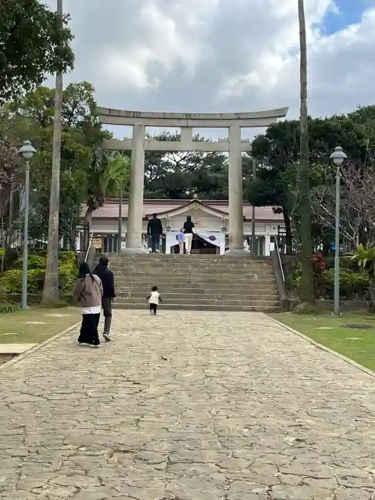 沖縄県護国神社の{uncategorized: "未分類", other: "その他", undefined: "問題あり", building: "その他建物", grave: "お墓", sacred_gate: "鳥居", guardian: "狛犬", statue: "像", buddha: "仏像", history: "歴史", nature: "自然", garden: "庭園", animal: "動物", pagoda: "塔", temizu: "手水舎", mountain_gate: "山門・神門", sanctuary: "本殿・本堂", subordinate: "末社・摂社", art: "芸術", scenery: "景色", jizo: "地蔵", ema: "絵馬", goshuin: "御朱印", omikuji: "おみくじ", items: "授与品その他", amulet: "お守り", goshuincho: "御朱印帳", eats: "食事", festival: "お祭り", votive_dance: "神楽", shichigosan: "七五三参", wedding: "結婚式", experience: "体験その他", initially: "初詣", around: "周辺", anti_infection: "感染症対策"}