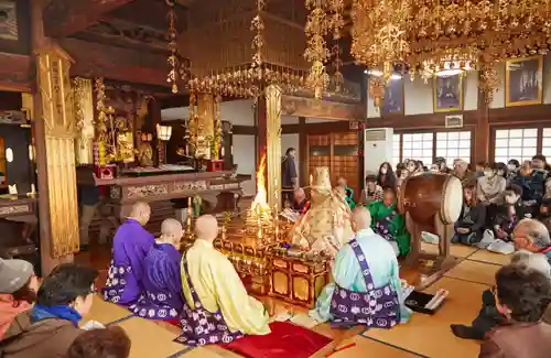 埼玉厄除け開運大師・龍泉寺（切り絵御朱印発祥の寺）の本殿