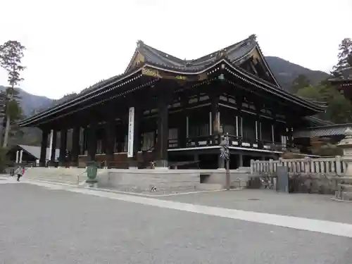 久遠寺の本殿