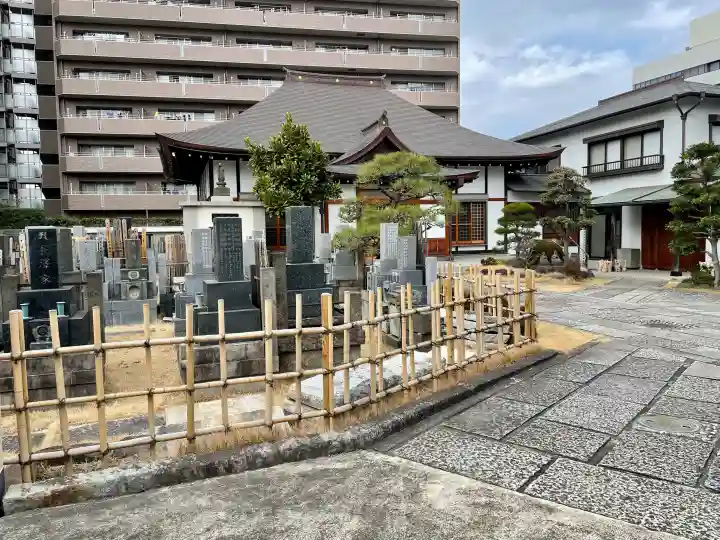 龍光寺の{uncategorized: "未分類", other: "その他", undefined: "問題あり", building: "その他建物", grave: "お墓", sacred_gate: "鳥居", guardian: "狛犬", statue: "像", buddha: "仏像", history: "歴史", nature: "自然", garden: "庭園", animal: "動物", pagoda: "塔", temizu: "手水舎", mountain_gate: "山門・神門", sanctuary: "本殿・本堂", subordinate: "末社・摂社", art: "芸術", scenery: "景色", jizo: "地蔵", ema: "絵馬", goshuin: "御朱印", omikuji: "おみくじ", items: "授与品その他", amulet: "お守り", goshuincho: "御朱印帳", eats: "食事", festival: "お祭り", votive_dance: "神楽", shichigosan: "七五三参", wedding: "結婚式", experience: "体験その他", initially: "初詣", around: "周辺", anti_infection: "感染症対策"}