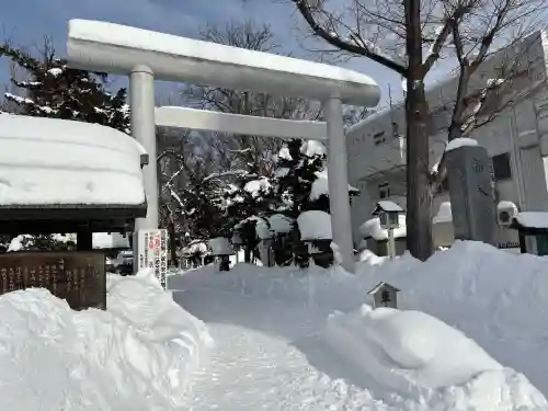 新琴似神社の{uncategorized: "未分類", other: "その他", undefined: "問題あり", building: "その他建物", grave: "お墓", sacred_gate: "鳥居", guardian: "狛犬", statue: "像", buddha: "仏像", history: "歴史", nature: "自然", garden: "庭園", animal: "動物", pagoda: "塔", temizu: "手水舎", mountain_gate: "山門・神門", sanctuary: "本殿・本堂", subordinate: "末社・摂社", art: "芸術", scenery: "景色", jizo: "地蔵", ema: "絵馬", goshuin: "御朱印", omikuji: "おみくじ", items: "授与品その他", amulet: "お守り", goshuincho: "御朱印帳", eats: "食事", festival: "お祭り", votive_dance: "神楽", shichigosan: "七五三参", wedding: "結婚式", experience: "体験その他", initially: "初詣", around: "周辺", anti_infection: "感染症対策"}
