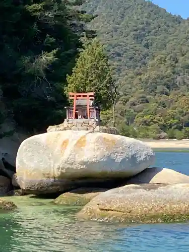 厳島神社の{uncategorized: "未分類", other: "その他", undefined: "問題あり", building: "その他建物", grave: "お墓", sacred_gate: "鳥居", guardian: "狛犬", statue: "像", buddha: "仏像", history: "歴史", nature: "自然", garden: "庭園", animal: "動物", pagoda: "塔", temizu: "手水舎", mountain_gate: "山門・神門", sanctuary: "本殿・本堂", subordinate: "末社・摂社", art: "芸術", scenery: "景色", jizo: "地蔵", ema: "絵馬", goshuin: "御朱印", omikuji: "おみくじ", items: "授与品その他", amulet: "お守り", goshuincho: "御朱印帳", eats: "食事", festival: "お祭り", votive_dance: "神楽", shichigosan: "七五三参", wedding: "結婚式", experience: "体験その他", initially: "初詣", around: "周辺", anti_infection: "感染症対策"}
