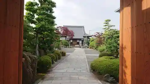 常諦寺の山門