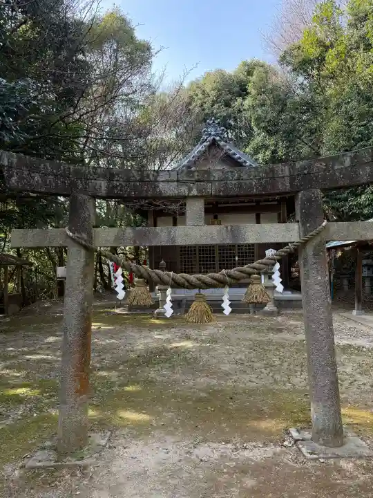 小島龍宮社の{uncategorized: "未分類", other: "その他", undefined: "問題あり", building: "その他建物", grave: "お墓", sacred_gate: "鳥居", guardian: "狛犬", statue: "像", buddha: "仏像", history: "歴史", nature: "自然", garden: "庭園", animal: "動物", pagoda: "塔", temizu: "手水舎", mountain_gate: "山門・神門", sanctuary: "本殿・本堂", subordinate: "末社・摂社", art: "芸術", scenery: "景色", jizo: "地蔵", ema: "絵馬", goshuin: "御朱印", omikuji: "おみくじ", items: "授与品その他", amulet: "お守り", goshuincho: "御朱印帳", eats: "食事", festival: "お祭り", votive_dance: "神楽", shichigosan: "七五三参", wedding: "結婚式", experience: "体験その他", initially: "初詣", around: "周辺", anti_infection: "感染症対策"}