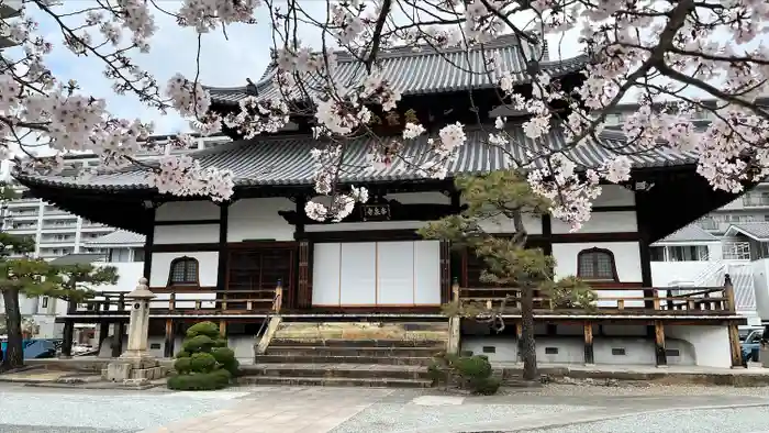 本泉寺の本殿