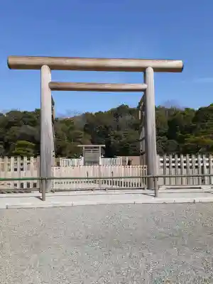 神武天皇陵（畝傍山東北陵）の{uncategorized: "未分類", other: "その他", undefined: "問題あり", building: "その他建物", grave: "お墓", sacred_gate: "鳥居", guardian: "狛犬", statue: "像", buddha: "仏像", history: "歴史", nature: "自然", garden: "庭園", animal: "動物", pagoda: "塔", temizu: "手水舎", mountain_gate: "山門・神門", sanctuary: "本殿・本堂", subordinate: "末社・摂社", art: "芸術", scenery: "景色", jizo: "地蔵", ema: "絵馬", goshuin: "御朱印", omikuji: "おみくじ", items: "授与品その他", amulet: "お守り", goshuincho: "御朱印帳", eats: "食事", festival: "お祭り", votive_dance: "神楽", shichigosan: "七五三参", wedding: "結婚式", experience: "体験その他", initially: "初詣", around: "周辺", anti_infection: "感染症対策"}
