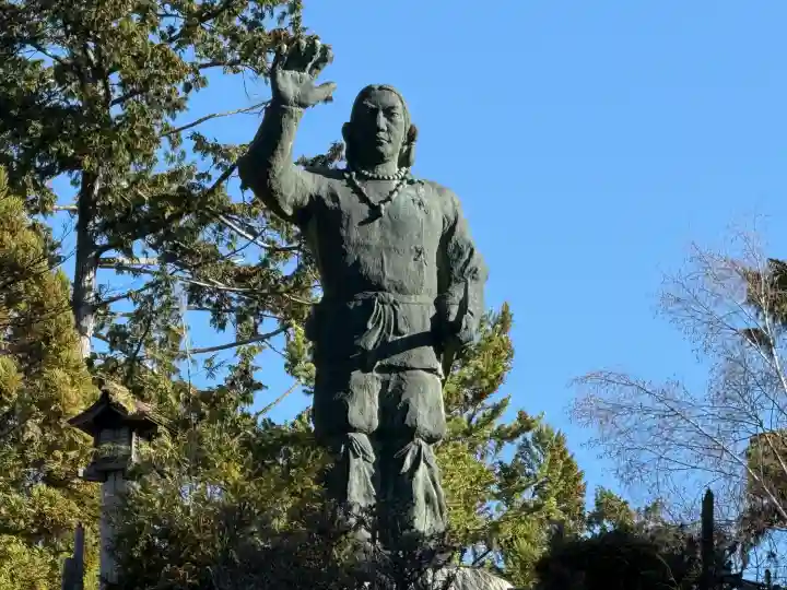 三峯神社の{uncategorized: "未分類", other: "その他", undefined: "問題あり", building: "その他建物", grave: "お墓", sacred_gate: "鳥居", guardian: "狛犬", statue: "像", buddha: "仏像", history: "歴史", nature: "自然", garden: "庭園", animal: "動物", pagoda: "塔", temizu: "手水舎", mountain_gate: "山門・神門", sanctuary: "本殿・本堂", subordinate: "末社・摂社", art: "芸術", scenery: "景色", jizo: "地蔵", ema: "絵馬", goshuin: "御朱印", omikuji: "おみくじ", items: "授与品その他", amulet: "お守り", goshuincho: "御朱印帳", eats: "食事", festival: "お祭り", votive_dance: "神楽", shichigosan: "七五三参", wedding: "結婚式", experience: "体験その他", initially: "初詣", around: "周辺", anti_infection: "感染症対策"}