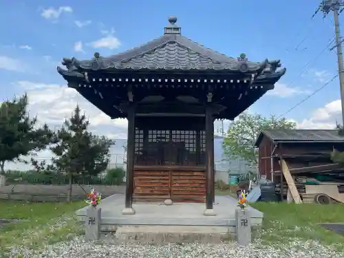 地蔵堂 (みよし野広場)の{uncategorized: "未分類", other: "その他", undefined: "問題あり", building: "その他建物", grave: "お墓", sacred_gate: "鳥居", guardian: "狛犬", statue: "像", buddha: "仏像", history: "歴史", nature: "自然", garden: "庭園", animal: "動物", pagoda: "塔", temizu: "手水舎", mountain_gate: "山門・神門", sanctuary: "本殿・本堂", subordinate: "末社・摂社", art: "芸術", scenery: "景色", jizo: "地蔵", ema: "絵馬", goshuin: "御朱印", omikuji: "おみくじ", items: "授与品その他", amulet: "お守り", goshuincho: "御朱印帳", eats: "食事", festival: "お祭り", votive_dance: "神楽", shichigosan: "七五三参", wedding: "結婚式", experience: "体験その他", initially: "初詣", around: "周辺", anti_infection: "感染症対策"}
