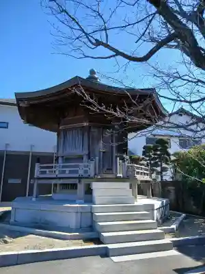 眞隆寺の{uncategorized: "未分類", other: "その他", undefined: "問題あり", building: "その他建物", grave: "お墓", sacred_gate: "鳥居", guardian: "狛犬", statue: "像", buddha: "仏像", history: "歴史", nature: "自然", garden: "庭園", animal: "動物", pagoda: "塔", temizu: "手水舎", mountain_gate: "山門・神門", sanctuary: "本殿・本堂", subordinate: "末社・摂社", art: "芸術", scenery: "景色", jizo: "地蔵", ema: "絵馬", goshuin: "御朱印", omikuji: "おみくじ", items: "授与品その他", amulet: "お守り", goshuincho: "御朱印帳", eats: "食事", festival: "お祭り", votive_dance: "神楽", shichigosan: "七五三参", wedding: "結婚式", experience: "体験その他", initially: "初詣", around: "周辺", anti_infection: "感染症対策"}