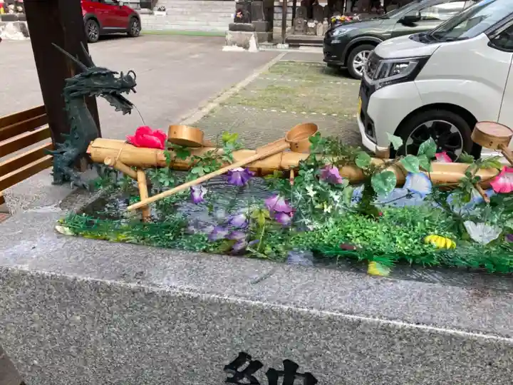 成田山札幌別院新栄寺の手水舎