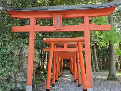 阿陀岡神社の末社・摂社