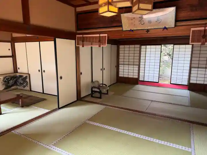 雲龍院の{uncategorized: "未分類", other: "その他", undefined: "問題あり", building: "その他建物", grave: "お墓", sacred_gate: "鳥居", guardian: "狛犬", statue: "像", buddha: "仏像", history: "歴史", nature: "自然", garden: "庭園", animal: "動物", pagoda: "塔", temizu: "手水舎", mountain_gate: "山門・神門", sanctuary: "本殿・本堂", subordinate: "末社・摂社", art: "芸術", scenery: "景色", jizo: "地蔵", ema: "絵馬", goshuin: "御朱印", omikuji: "おみくじ", items: "授与品その他", amulet: "お守り", goshuincho: "御朱印帳", eats: "食事", festival: "お祭り", votive_dance: "神楽", shichigosan: "七五三参", wedding: "結婚式", experience: "体験その他", initially: "初詣", around: "周辺", anti_infection: "感染症対策"}