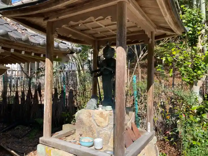 徳寿寺の{uncategorized: "未分類", other: "その他", undefined: "問題あり", building: "その他建物", grave: "お墓", sacred_gate: "鳥居", guardian: "狛犬", statue: "像", buddha: "仏像", history: "歴史", nature: "自然", garden: "庭園", animal: "動物", pagoda: "塔", temizu: "手水舎", mountain_gate: "山門・神門", sanctuary: "本殿・本堂", subordinate: "末社・摂社", art: "芸術", scenery: "景色", jizo: "地蔵", ema: "絵馬", goshuin: "御朱印", omikuji: "おみくじ", items: "授与品その他", amulet: "お守り", goshuincho: "御朱印帳", eats: "食事", festival: "お祭り", votive_dance: "神楽", shichigosan: "七五三参", wedding: "結婚式", experience: "体験その他", initially: "初詣", around: "周辺", anti_infection: "感染症対策"}