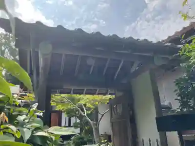 仮宿庵の山門・神門