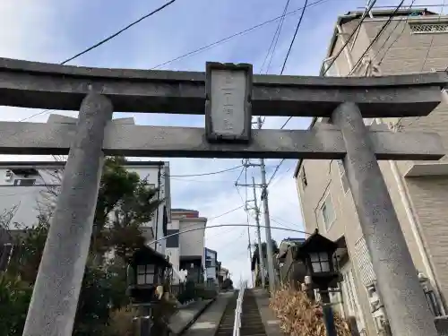 富士山神社の{uncategorized: "未分類", other: "その他", undefined: "問題あり", building: "その他建物", grave: "お墓", sacred_gate: "鳥居", guardian: "狛犬", statue: "像", buddha: "仏像", history: "歴史", nature: "自然", garden: "庭園", animal: "動物", pagoda: "塔", temizu: "手水舎", mountain_gate: "山門・神門", sanctuary: "本殿・本堂", subordinate: "末社・摂社", art: "芸術", scenery: "景色", jizo: "地蔵", ema: "絵馬", goshuin: "御朱印", omikuji: "おみくじ", items: "授与品その他", amulet: "お守り", goshuincho: "御朱印帳", eats: "食事", festival: "お祭り", votive_dance: "神楽", shichigosan: "七五三参", wedding: "結婚式", experience: "体験その他", initially: "初詣", around: "周辺", anti_infection: "感染症対策"}