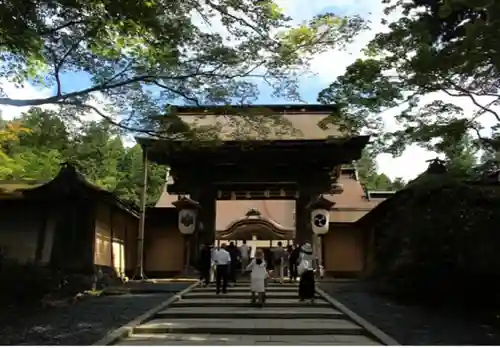 高野山金剛峯寺の山門