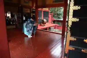 浅草神社では2月3日の節分の日に節分祭を執り行います。
この節分祭に年男・年女の方は参列が可能となります。
祭典に参列の後、神楽殿に移動して豆まき神事を執り行います。
この豆まき神事の際に、年男・年女の方には豆を投げていただきます。
詳細は浅草神社HPをご覧ください。
日程:2月3日
時間:受付14時〜
祭典14時30分〜
初穂料:5000円
事前申し込み制となります。浅草神社(03-3844-1575)へご予約ください。